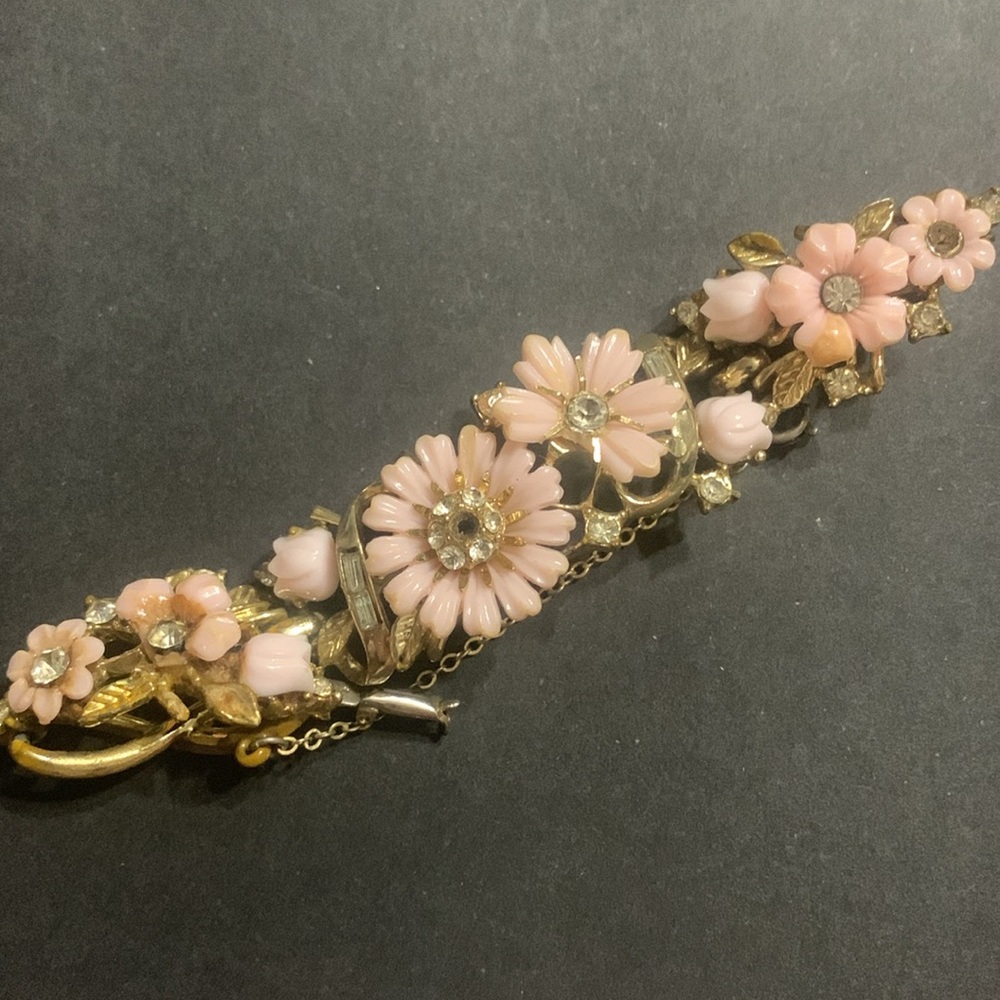 Vintage Coro Pink Flower bracelet set in gold metal w/ safety chain
